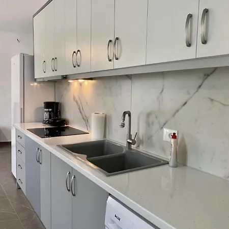 Himara Central Apartment Apartman