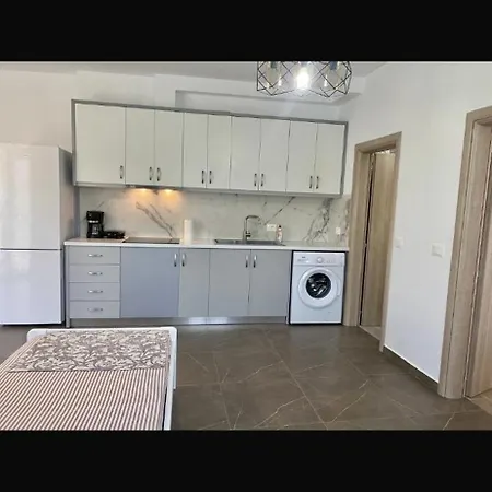 Himara Central Apartment Apartman *